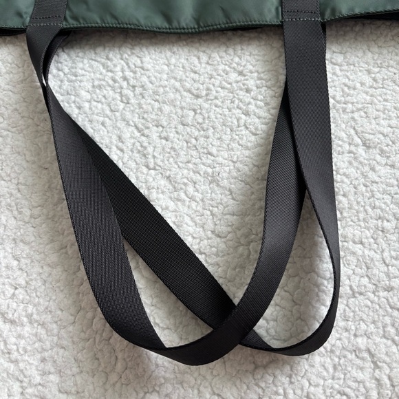BLACK FRIDAY SALE!  Lululemon Take It On Tote Bag 24L Smoked Spruce Neo Mint - Picture 4 of 16